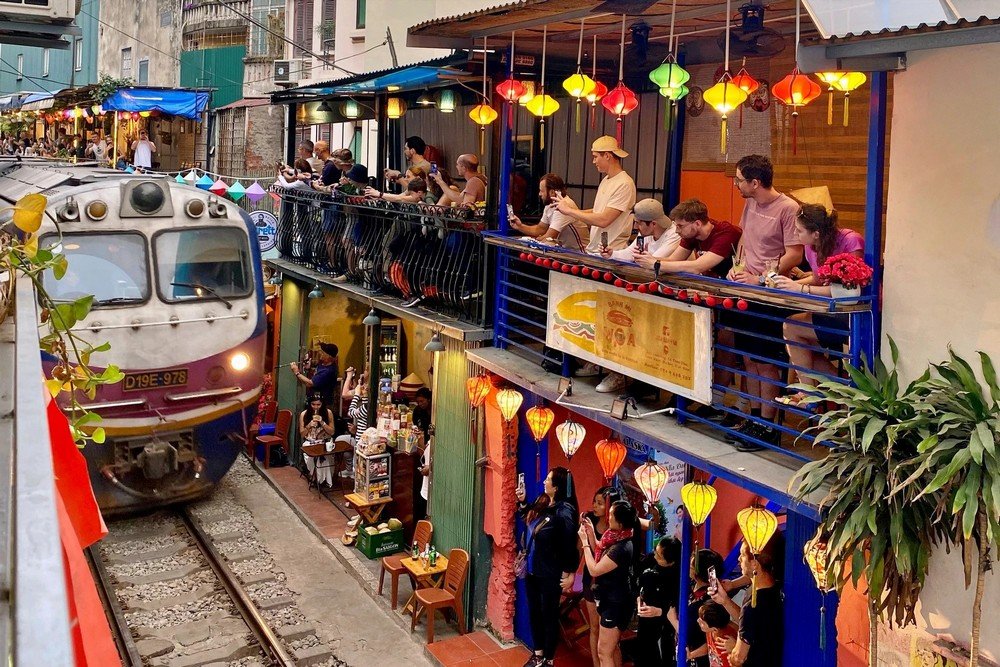 Hanoi Train Street: Safety Tips and Best Spots for Cyclists